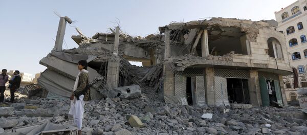 Houthi militant stands guard outside the house of court judge Yahya Rubaid after a Saudi-led air strike destroyed it, killing him, his wife and five other family members, in Yemen's capital Sanaa January 25, 2016. Houthi militant stands guard outside the house of court judge Yahya Rubaid after a Saudi-led air strike destroyed it, killing him, his wife and five other family members, in Yemen's capital Sanaa January 25, 2016. - Sputnik International