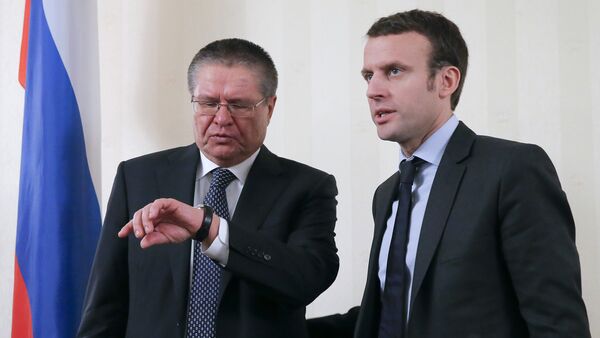 Russian Economy Minister Alexei Ulyukayev (L) and his French counterpart Emmanuel Macron attend a meeting with the media after a session of the Russian-French Council for economic, financial, industrial and trade issues in Moscow, Russia, January 25, 2016 - Sputnik International