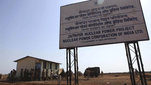 Indian police officers guard the site of the proposed Jaitapur Nuclear Power Project in Jaitapur in the western state of Maharashtra, India, Wednesday, April 20, 2011 - Sputnik International