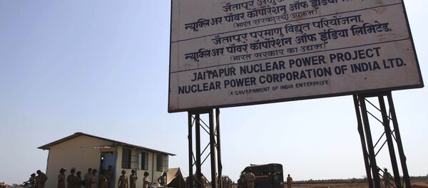 Indian police officers guard the site of the proposed Jaitapur Nuclear Power Project in Jaitapur in the western state of Maharashtra, India, Wednesday, April 20, 2011 - Sputnik International