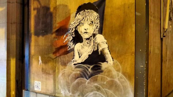 Banksy's mural opposite the French embassy in London highlighting the use of teargas on refugees by the French police. - Sputnik International