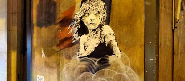 Banksy's mural opposite the French embassy in London highlighting the use of teargas on refugees by the French police. - Sputnik International