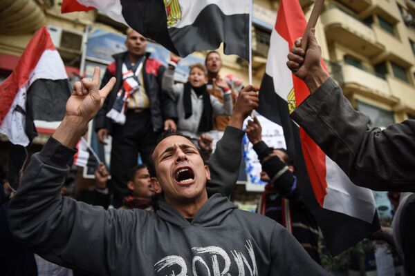 Pro-government Egyptians holding national flags gather on Cairo's landmark Tahrir Square on January 25, 2016, as the country marks the fifth anniversary of the 2011 uprising Pro-government Egyptians holding national flags gather on Cairo's landmark Tahrir Square on January 25, 2016, as the country marks the fifth anniversary of the 2011 uprising - Sputnik International
