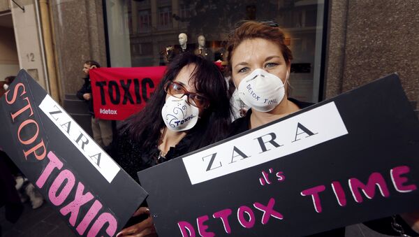 French activists of Greenpeace International NGO wear masks reading Toxic and Detox Time during a demonstration in front of a fashion store Zara, on November 24, 2012 in Nice, southeastern France, to protest against hazardous chemicals in clothing - Sputnik International