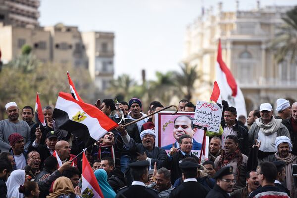 Pro-government Egyptians holding national flags gather on Cairo's landmark Tahrir Square on January 25, 2016, as the country marks the fifth anniversary of the 2011 uprising Pro-government Egyptians holding national flags gather on Cairo's landmark Tahrir Square on January 25, 2016, as the country marks the fifth anniversary of the 2011 uprising - Sputnik International