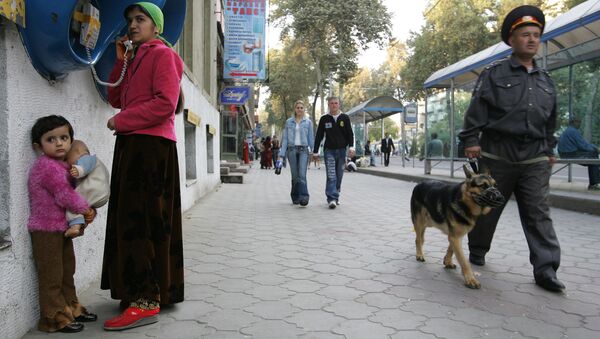 Tajik police officer patrols a street in Dushanbe - Sputnik International
