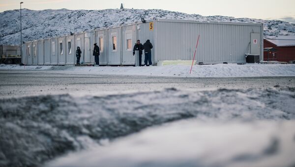Refugees stand in front of residential containers at the arrival centre for refugees near the town on Kirkenes, northern Norway, close to the Russian - Norwegian border on November 12, 2015 - Sputnik International