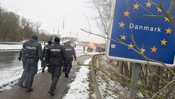 (FILES) This file photo taken on January 09, 2016 shows Danish police officers walking at the Danish-German border on January 9, 2016 in Krusaa, Denmark - Sputnik International