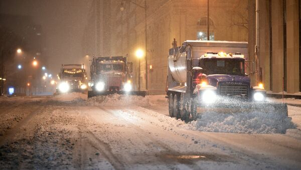 Snow plows clean the snow from a street during a snowstorm in downtown Washington, DC on January 22, 2016 - Sputnik International