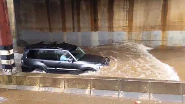 Cars Drive Through Deep Floodwaters in Adelaide - Sputnik International