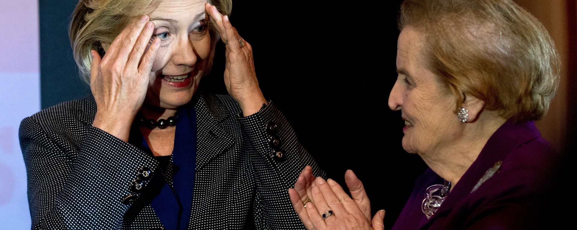 Former US Secretary of State Hillary Clinton (L) speaks with former Secretary of State Madeleine Albright after receiving the 2013 Lantos Human Rights Prize during a ceremony on Capitol Hill in Washington on December 6, 2013 - Sputnik International, 1920, 23.03.2022