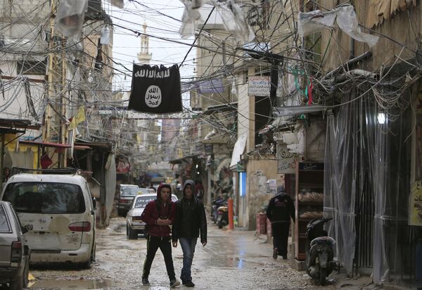Youth walk under an Islamic State flag in Ain al-Hilweh Palestinian refugee camp, near the port-city of Sidon, southern Lebanon January 19, 2016 - Sputnik International