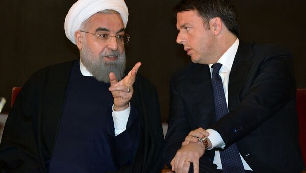 Iranian President Hassan Rouhani (L) speaks with Italian Prime Minister Matteo Renzi at the Capitol Hill in Rome on January 25, 2016 - Sputnik International