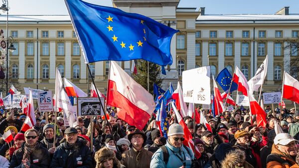 People attend the anti-government demonstration in front of government building in Warsaw, on January 23, 2016. Thousands of people took to the streets in more than 30 cities across Poland on Saturday to defend freedom and protest against the conservative government - Sputnik International