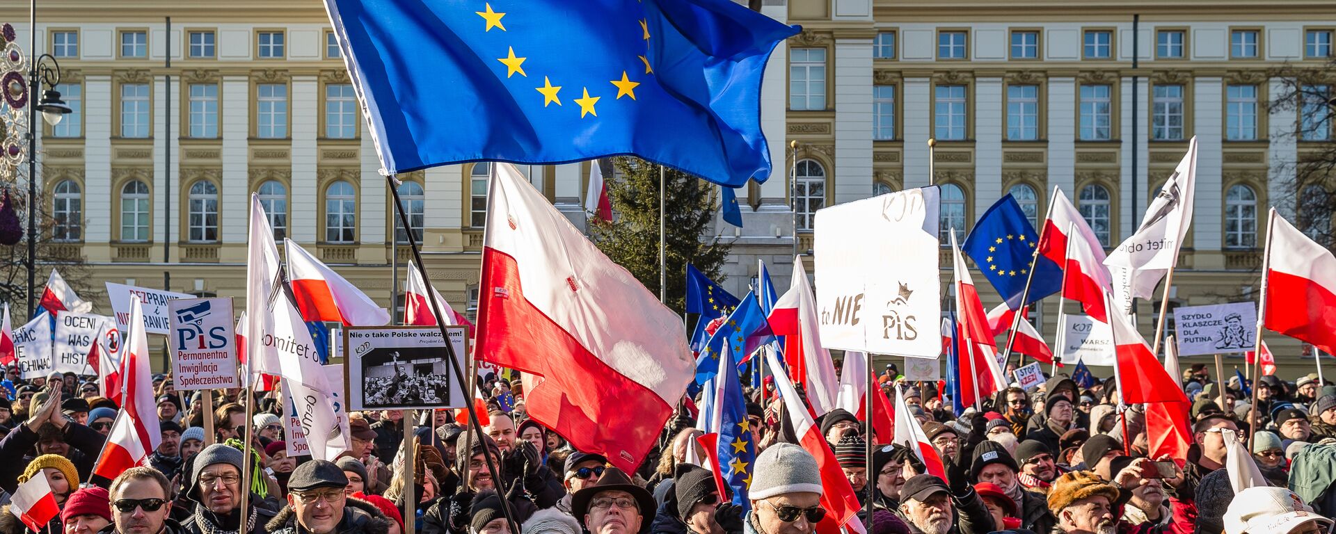 People attend the anti-government demonstration in front of government building in Warsaw, on January 23, 2016. Thousands of people took to the streets in more than 30 cities across Poland on Saturday to defend freedom and protest against the conservative government - Sputnik International, 1920, 19.10.2021
