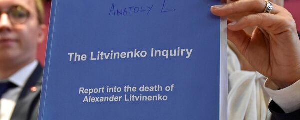 Marina Litvinenko, (R) widow of  Alexander Litvinenko, poses with a copy of The Litvinenko Inquiry Report with her son Anatoly (L) during a news conference in London, Britain, January 21, 2016. - Sputnik International