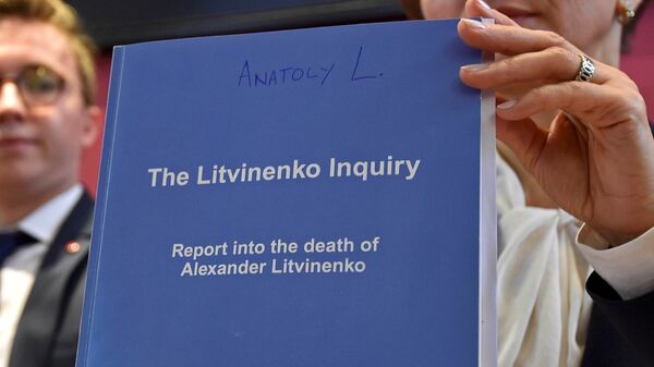 Marina Litvinenko, (R) widow of  Alexander Litvinenko, poses with a copy of The Litvinenko Inquiry Report with her son Anatoly (L) during a news conference in London, Britain, January 21, 2016. - Sputnik International