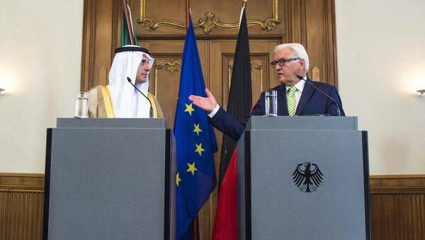 German Foreign Minister Frank-Walter Steinmeier (C, R) and his Saudi counterpart Adel Al-Jubeir (C, L) attend a press conference following talks at Villa Borsig, the official guest house of the foreign ministry, in Berlin on August 10, 2015 - Sputnik International