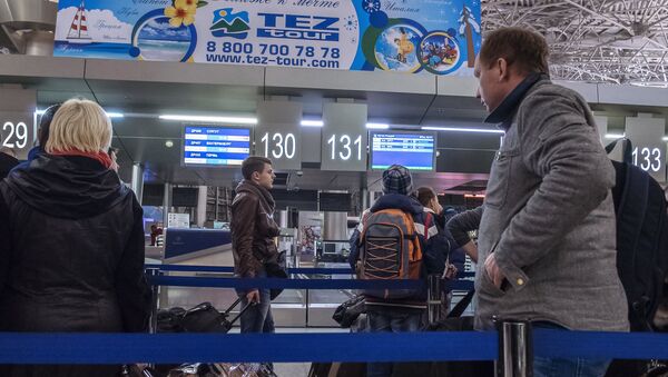 Passengers at the registration desk at Vnukovo airport, Moscow - Sputnik International