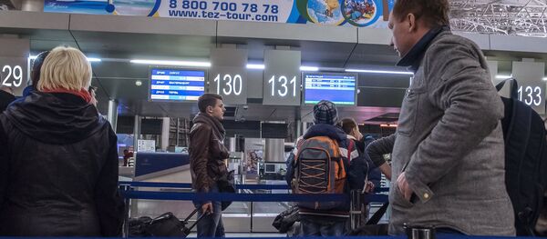 Passengers at the registration desk at Vnukovo airport, Moscow - Sputnik International
