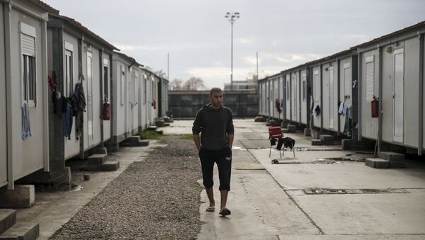 A refugee walks inside the Eleonas refugee camp in Athens, Greece, January 5, 2016 - Sputnik International