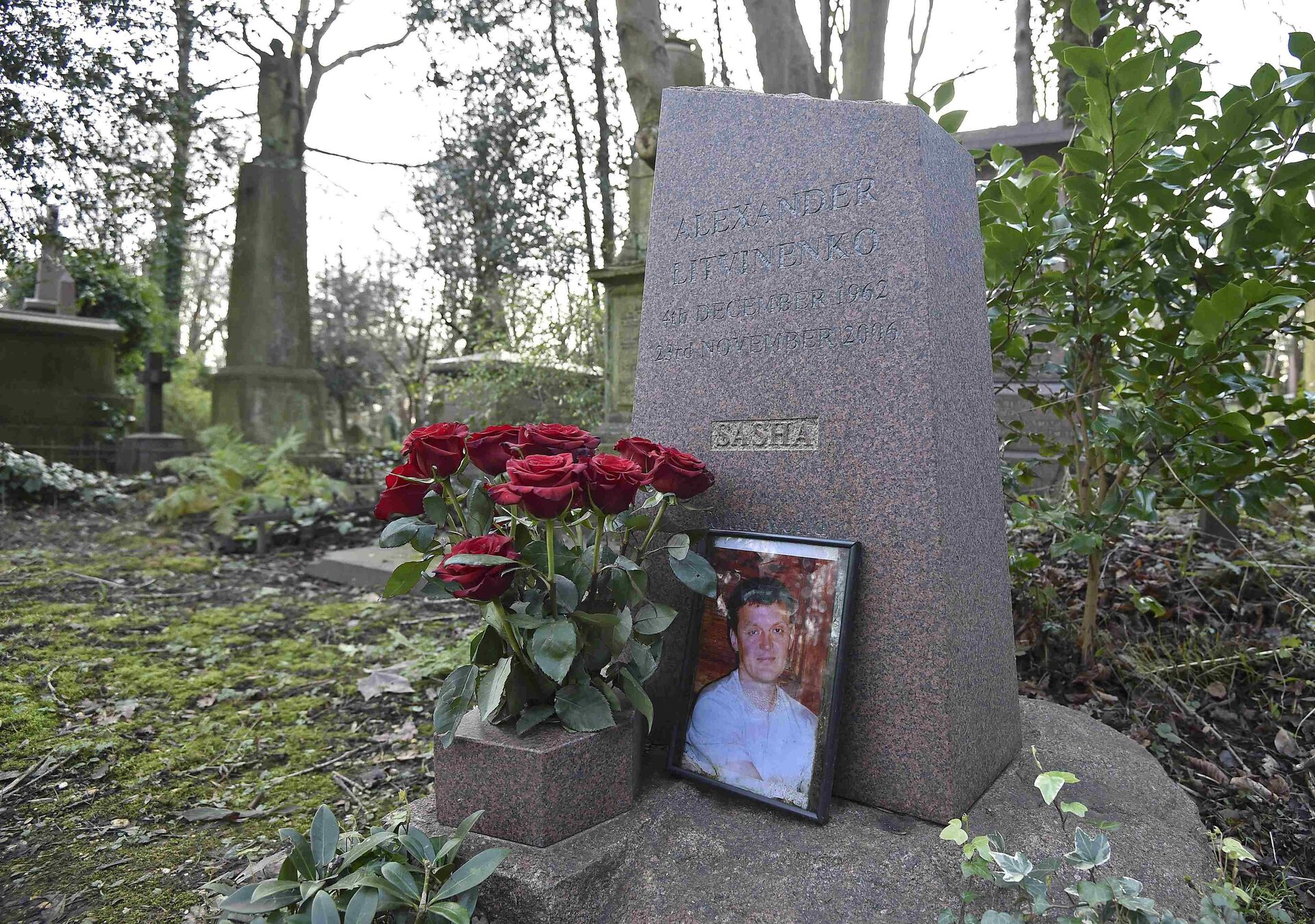 The grave of murdered ex-KGB agent Alexander Litvinenko is seen at Highgate Cemetery in London, Britain, January 21, 2016 - Sputnik International, 1920, 21.09.2021