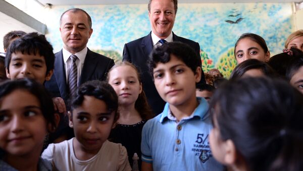 Prime Minister David Cameron (C back) and Lebanese Education Minister Elias Bou Saab (back L) visit the Sad al-Bouchrieh School in Beirut on September 14, 2015. - Sputnik International