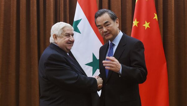 Syrian Foreign Minister Walid Muallem (L) is welcomed by Chinese Foreign Minister Wang Yi before a meeting in Beijing on December 24, 2015 - Sputnik International
