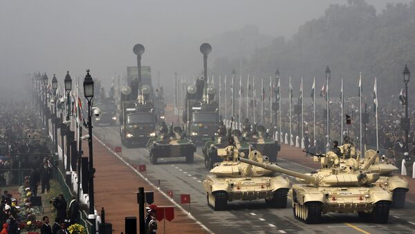 Indian Army's T-90 Bhishma tanks (front) are driving during the Republic Day parade in New Delhi, India, January 26, 2016 - Sputnik International