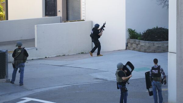 Law enforcement personnel converge on an area near a parking garage adjacent to Building 26 at the Naval Medical Center in San Diego, California January 26, 2016 - Sputnik International