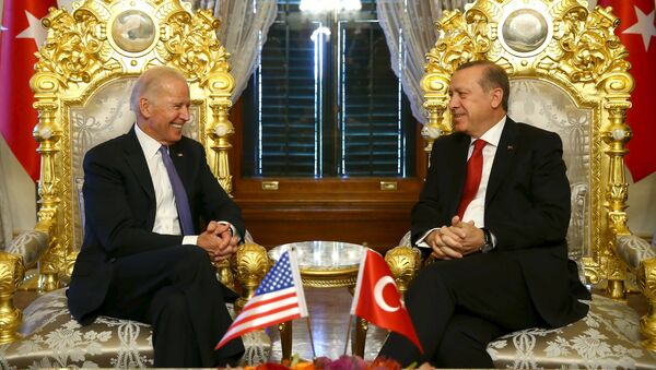 Turkish President Tayyip Erdogan (R) meets with U.S. Vice President Joe Biden in Istanbul, Turkey January 23, 2016, in this handout photo provided by the Presidential Palace - Sputnik International