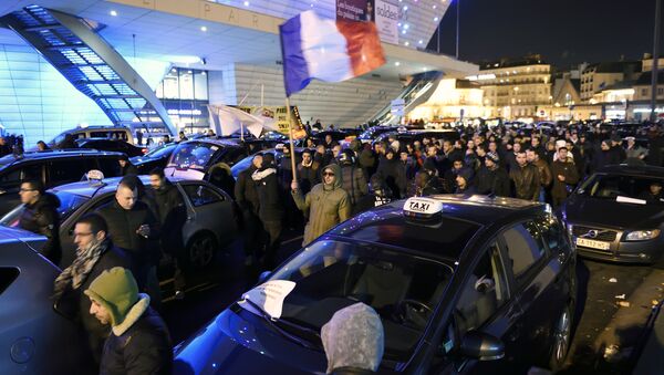 Paris taxi drivers gather at the Porte Maillot during a nation-wide strike by France's 5,6 million-strong civil servants, on January 26, 2016 in Paris, to protest against labour reforms proposed last September affecting pay and career advancement - Sputnik International