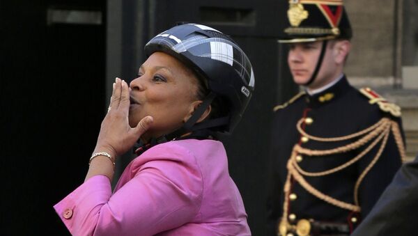 French Justice Minister Christiane Taubira blowing a kiss as she leaves the Elysee Palace on a bicycle after a meeting in Paris March 13, 2014. - Sputnik International