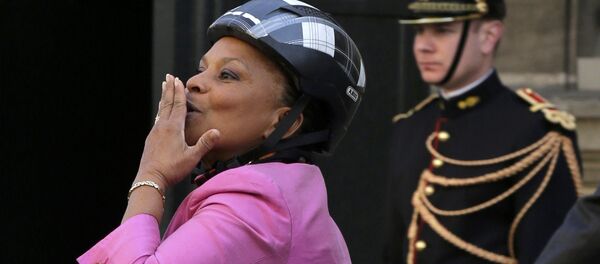 French Justice Minister Christiane Taubira blowing a kiss as she leaves the Elysee Palace on a bicycle after a meeting in Paris March 13, 2014. French Justice Minister Christiane Taubira blowing a kiss as she leaves the Elysee Palace on a bicycle after a meeting in Paris March 13, 2014. - Sputnik International
