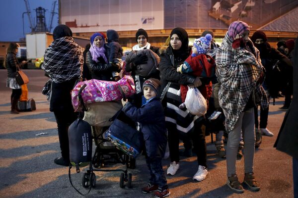 Refugees and migrants arrive aboard the passenger ferry Nissos Rodos at the port of Piraeus, near Athens, Greece, January 27, 2016. Refugees and migrants arrive aboard the passenger ferry Nissos Rodos at the port of Piraeus, near Athens, Greece, January 27, 2016. - Sputnik International