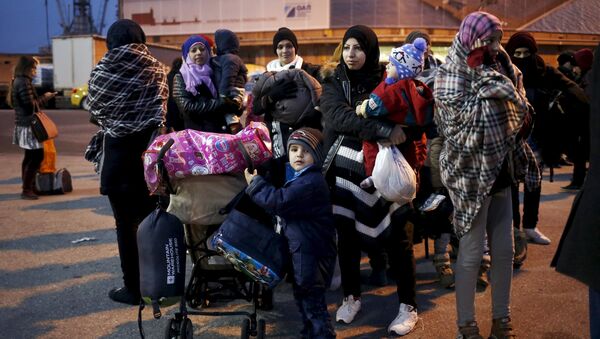Refugees and migrants arrive aboard the passenger ferry Nissos Rodos at the port of Piraeus, near Athens, Greece, January 27, 2016. - Sputnik International
