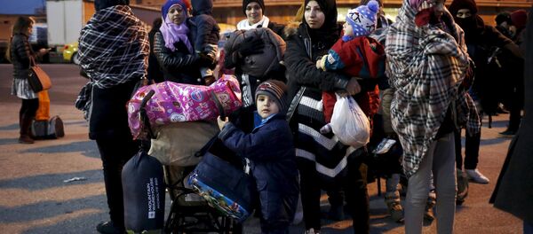 Refugees and migrants arrive aboard the passenger ferry Nissos Rodos at the port of Piraeus, near Athens, Greece, January 27, 2016. - Sputnik International