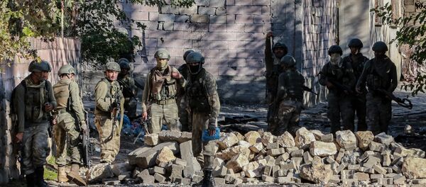 Turkish soldiers take cover in front of a barricade during clashes with Kurdish militants in Silvan on November 13, 2015 Turkish soldiers take cover in front of a barricade during clashes with Kurdish militants in Silvan on November 13, 2015 - Sputnik International