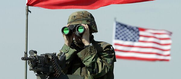 A US soldier peers through binoculars A US soldier peers through binoculars - Sputnik International