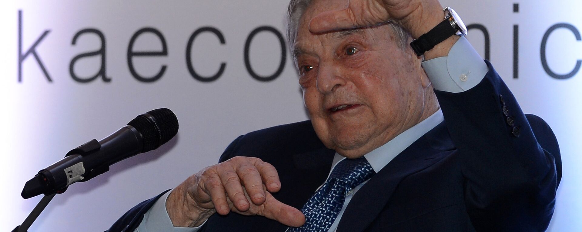 Hungarian-born US magnate and philanthropist George Soros attends an economic forum in Colombo on January 7, 2016 - Sputnik International, 1920, 16.08.2016