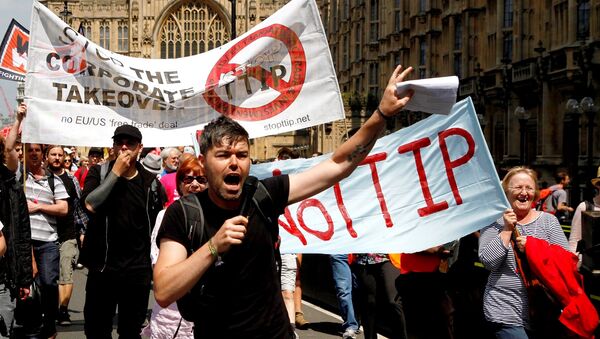 Protesters against the EU-US trade deal (TTIP - Transatlantic Trade and Investment Partnership) outside the Houses of Parliament march to Europe House, London, in 2014. - Sputnik International
