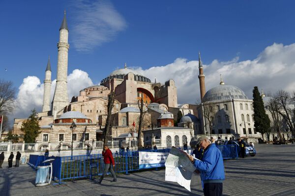 A tourist couple checks a map, near the Byzantine-era monument of Hagia Sophia, at Sultanahmet square in Istanbul,Turkey January 14, 2016 A tourist couple checks a map, near the Byzantine-era monument of Hagia Sophia, at Sultanahmet square in Istanbul,Turkey January 14, 2016 - Sputnik International