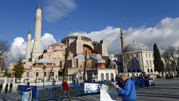 A tourist couple checks a map, near the Byzantine-era monument of Hagia Sophia, at Sultanahmet square in Istanbul,Turkey January 14, 2016 - Sputnik International