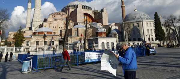 A tourist couple checks a map, near the Byzantine-era monument of Hagia Sophia, at Sultanahmet square in Istanbul,Turkey January 14, 2016 A tourist couple checks a map, near the Byzantine-era monument of Hagia Sophia, at Sultanahmet square in Istanbul,Turkey January 14, 2016 - Sputnik International