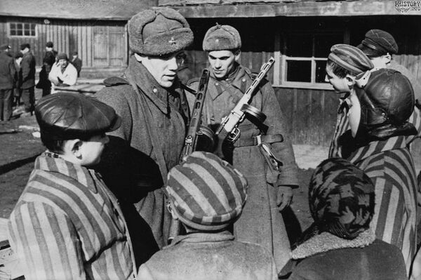 Soviet soldiers liberating Auschwitz Soviet soldiers liberating Auschwitz - Sputnik International