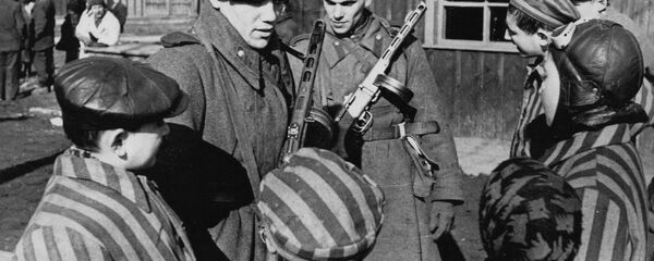 Soviet soldiers liberating Auschwitz Soviet soldiers liberating Auschwitz - Sputnik International