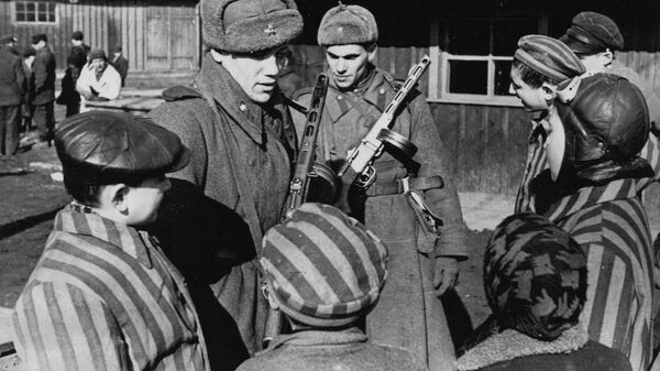 Soviet soldiers liberating Auschwitz - Sputnik International