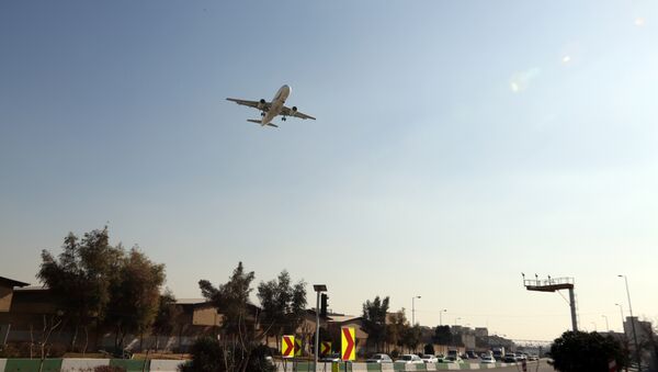 A passenger plane prepares to land at Mehrabad airport in the Iranian capital Tehran on January 18, 2016 - Sputnik International