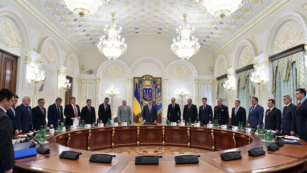 Ukrainian President Petro Poroshenko (C) and the other members of the National Security and Defence Council - Sputnik International