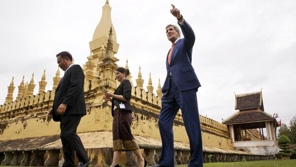 US Secretary of State John Kerry tours the That Luang Stupa or Pha That Luang in Vientiane, with Phouvieng Phothisane, Acting Director of the Vientiane Museums (far left), and Tata Keovilay, with the U.S. Embassy, Laos January 25, 2016 - Sputnik International